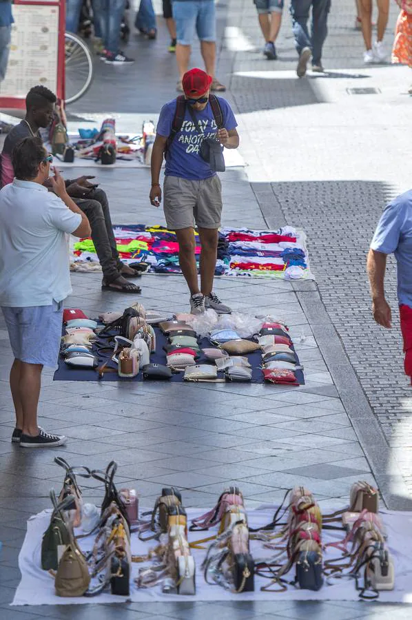 Los manteros merman en un 20% la cifra de negocio de los comercios de la ciudad de Sevilla